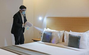 Draps en coton égyptien, surmatelas, minibar, bureau
