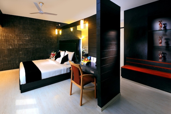Deluxe Suite | Minibar, in-room safe, soundproofing, free WiFi