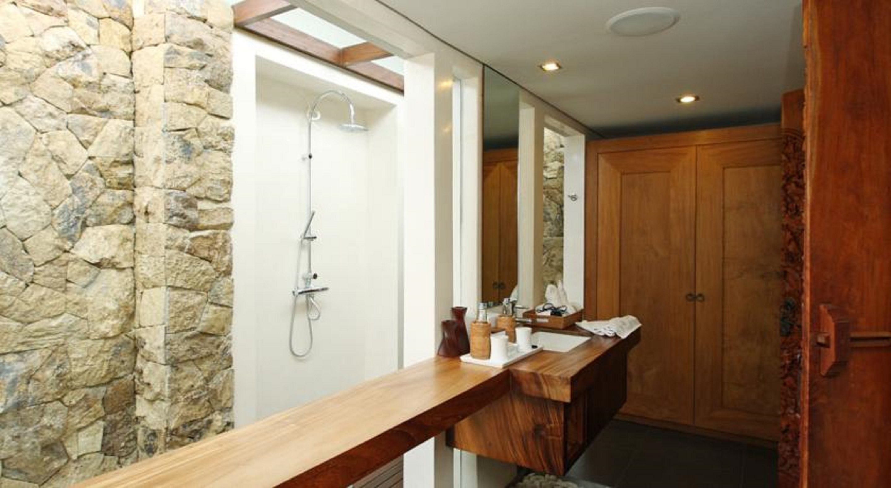 Kamar Double Premium | Kamar mandi | Bathtub dan shower terpisah dan perlengkapan mandi gratis