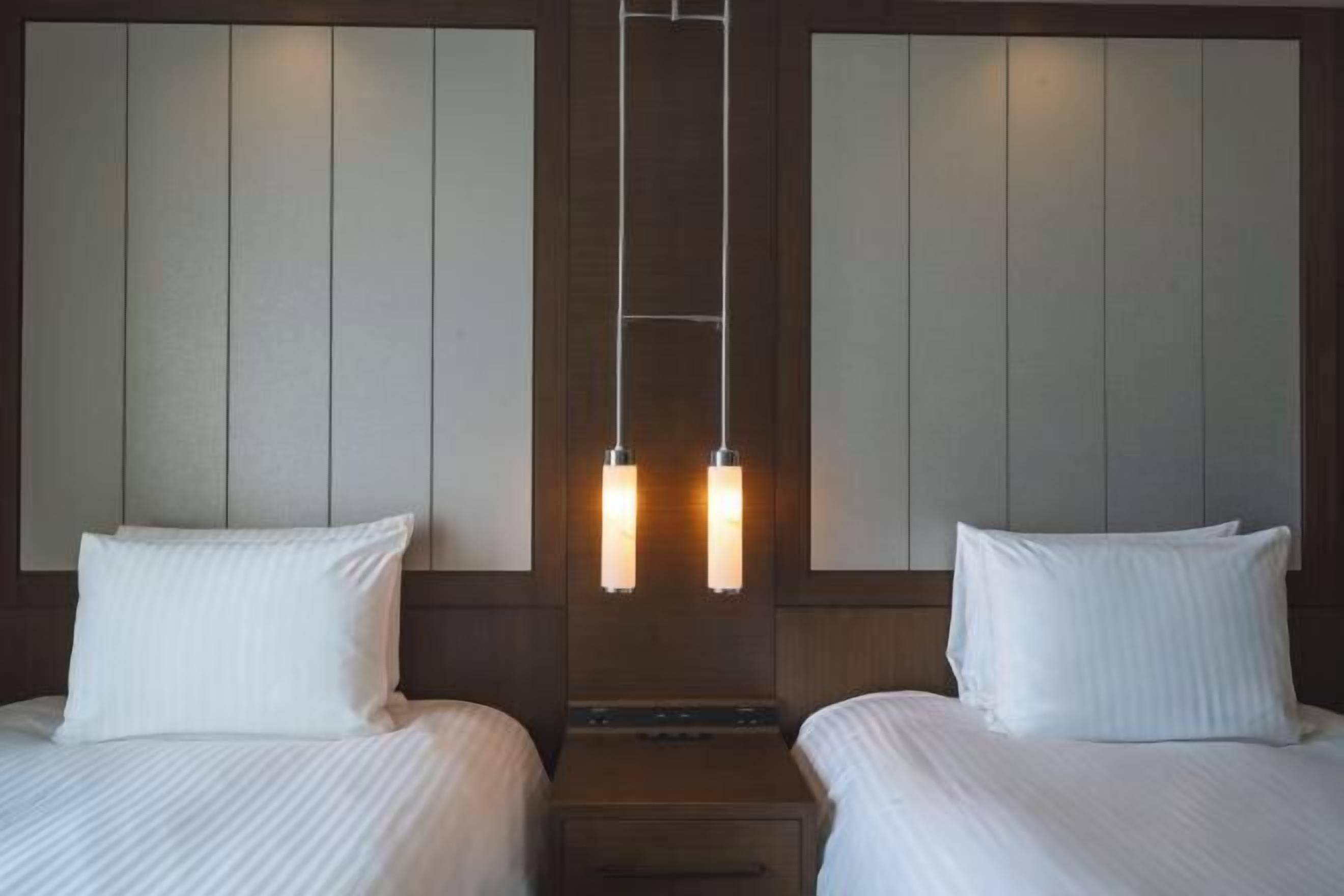 Roupas de cama premium, edredons de pluma, cofres nos quartos