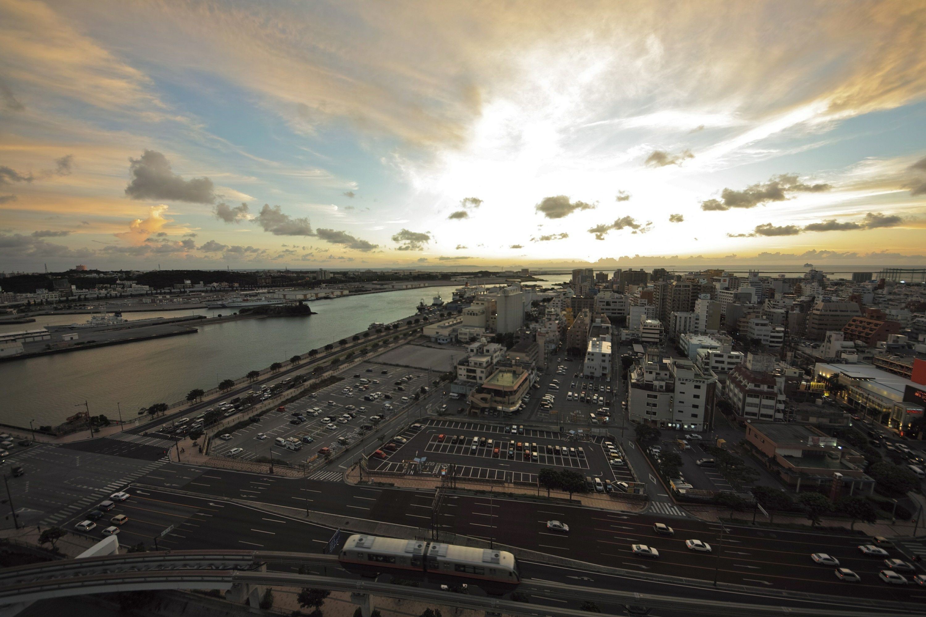 Vista aérea de una ciudad con un río, puentes y una vía de tren.