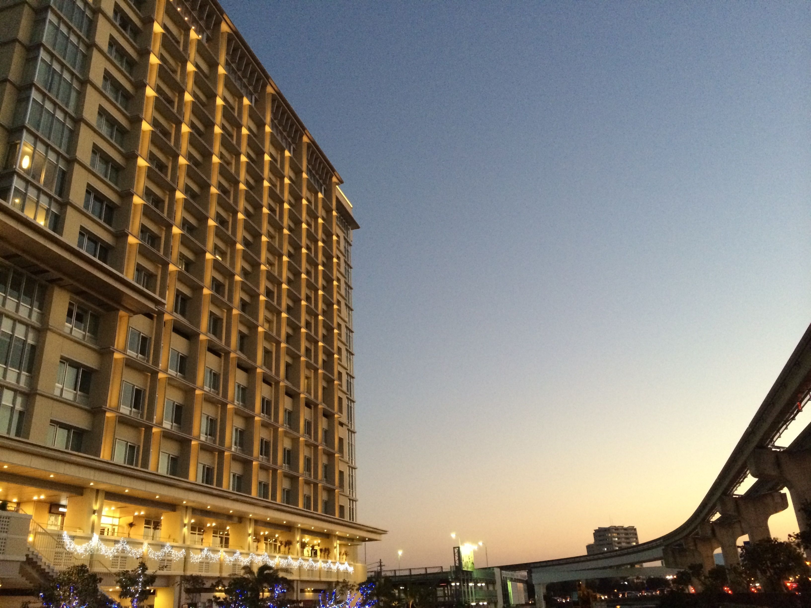 Un hotel moderno de gran altura con varias plantas y balcones.