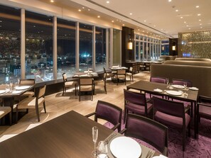 Sarapan, makan tengah hari dan makan malam dihidangkan 