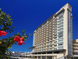 Un hôtel de grande hauteur, doté d’une façade plane et d’une série de fenêtres disposées en réseau.