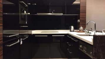Deluxe Suite | Bathroom | Free toiletries, hair dryer, bathrobes, towels