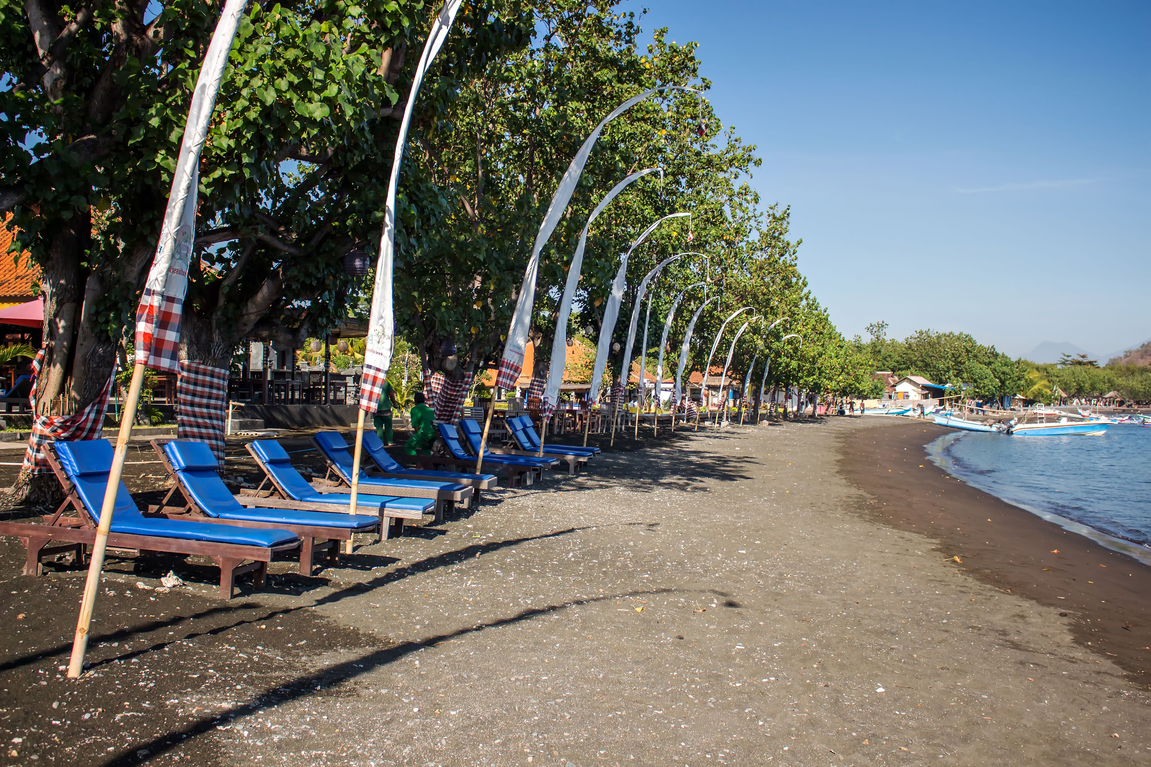 En la playa, camastros, sombrillas y toallas de playa 