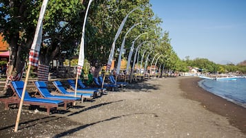 En la playa, camastros, sombrillas y toallas de playa