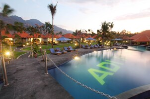 3 outdoor pools