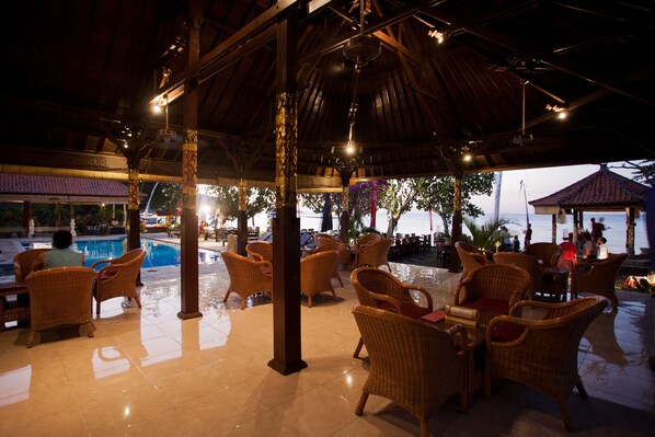 2 bars/lounges, 2 poolside bars
