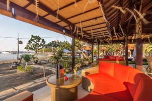 2 bares, 2 bares junto a la piscina