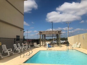 Ulkouima-allas, aurinkotuoleja