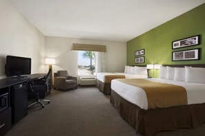 Huone, 2 keskisuurta parisänkyä, esteetön | Työpöytä, silitysrauta/-lauta, ilmainen Wi-Fi, vuodevaatteet