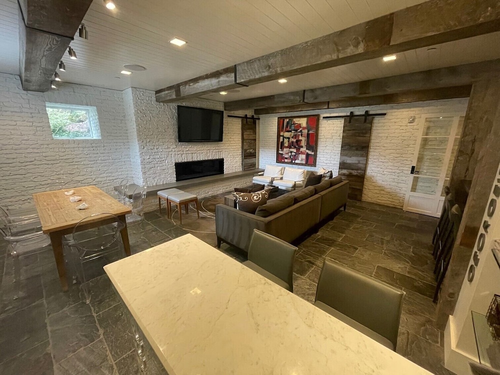 Washington School House Hotel by null