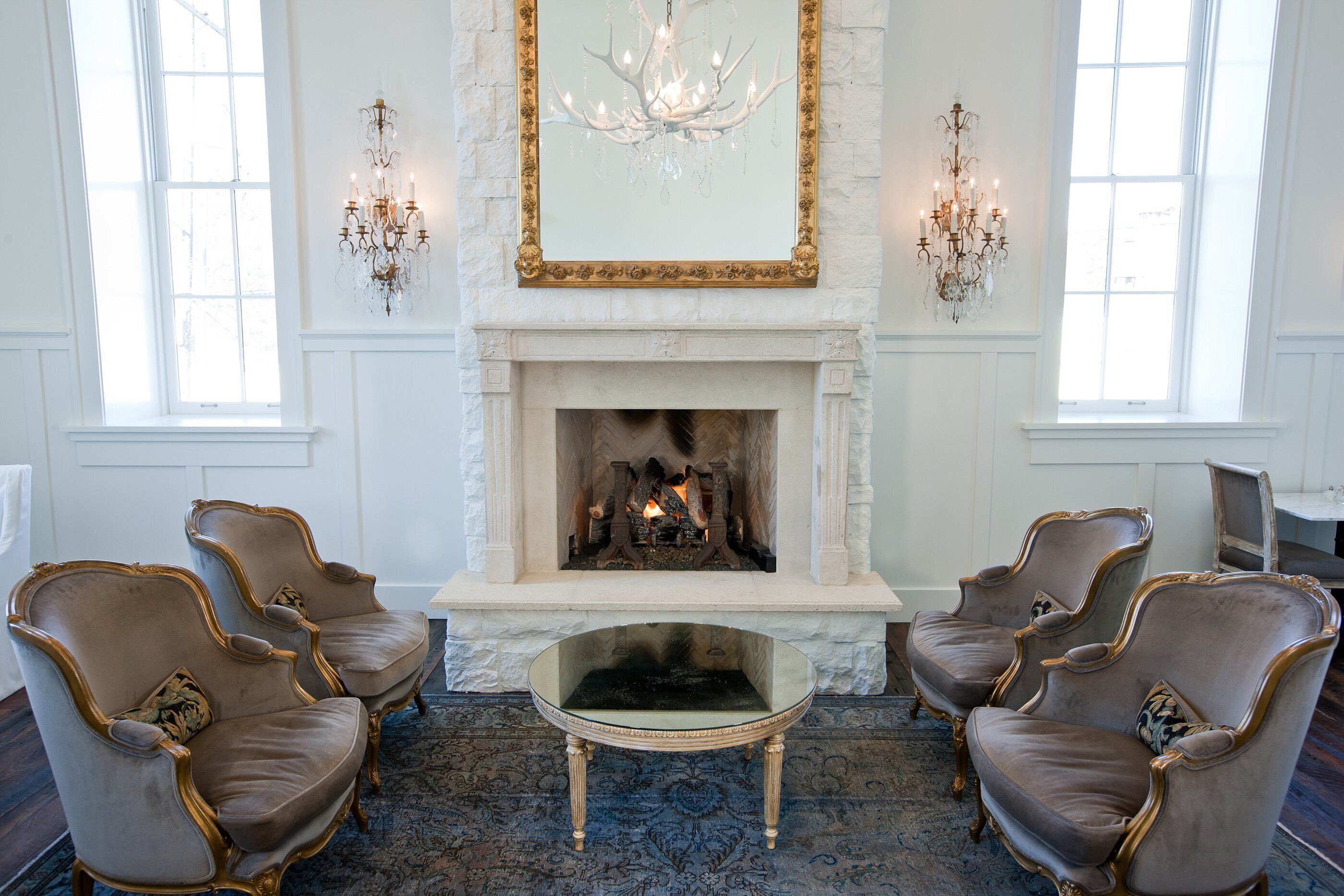 42-英寸纯平电视（配备收费电视频道）、电视、Netflix