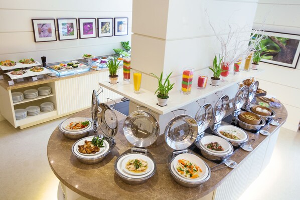 Daily buffet breakfast (VND 277200 per person)