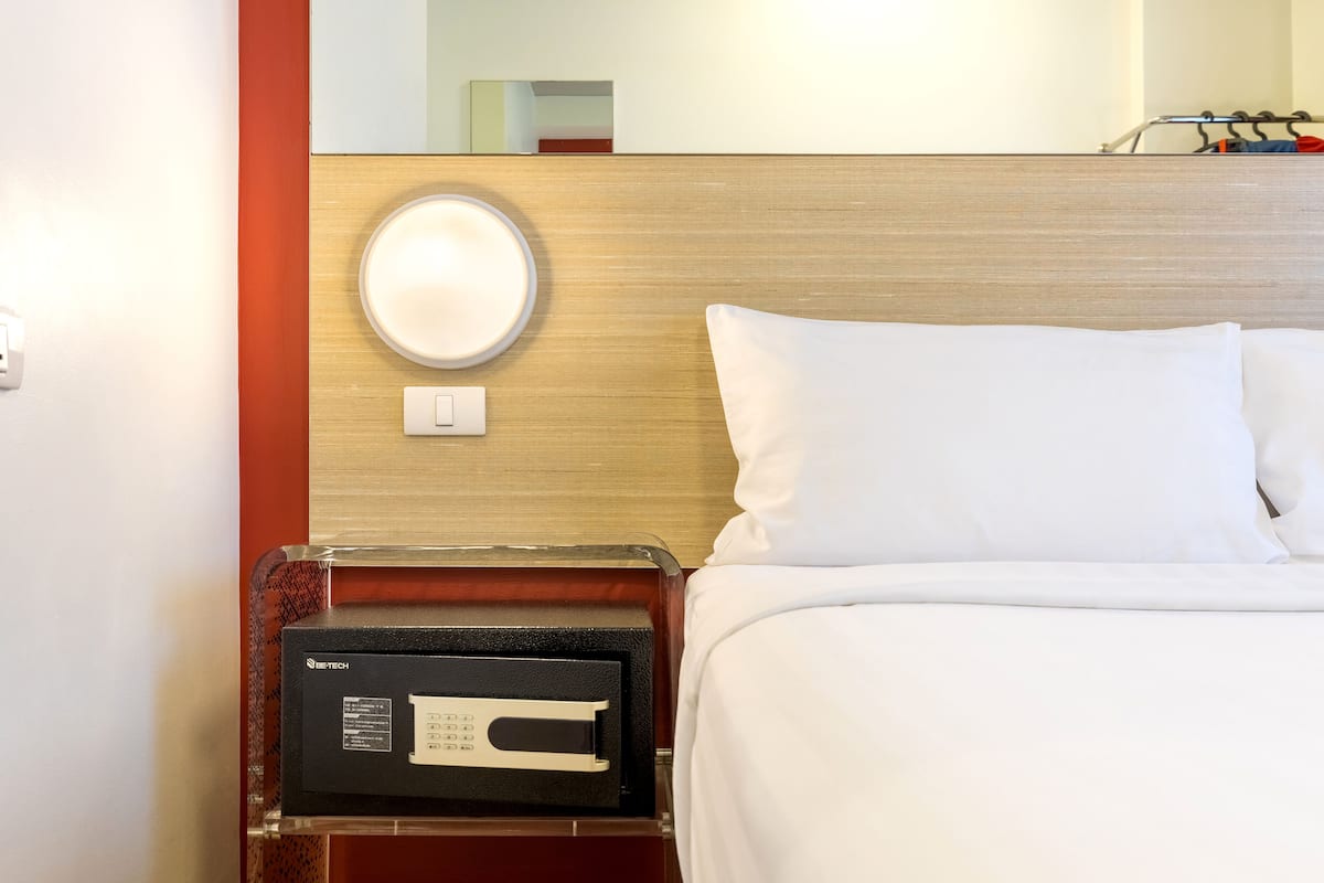 Standard Double Room | In-room safe, soundproofing, free WiFi, bed sheets