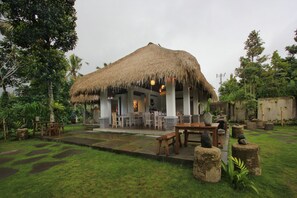 Breakfast, lunch, dinner served; international cuisine, pool views  - Puri Sebatu Resort (Sebatu)