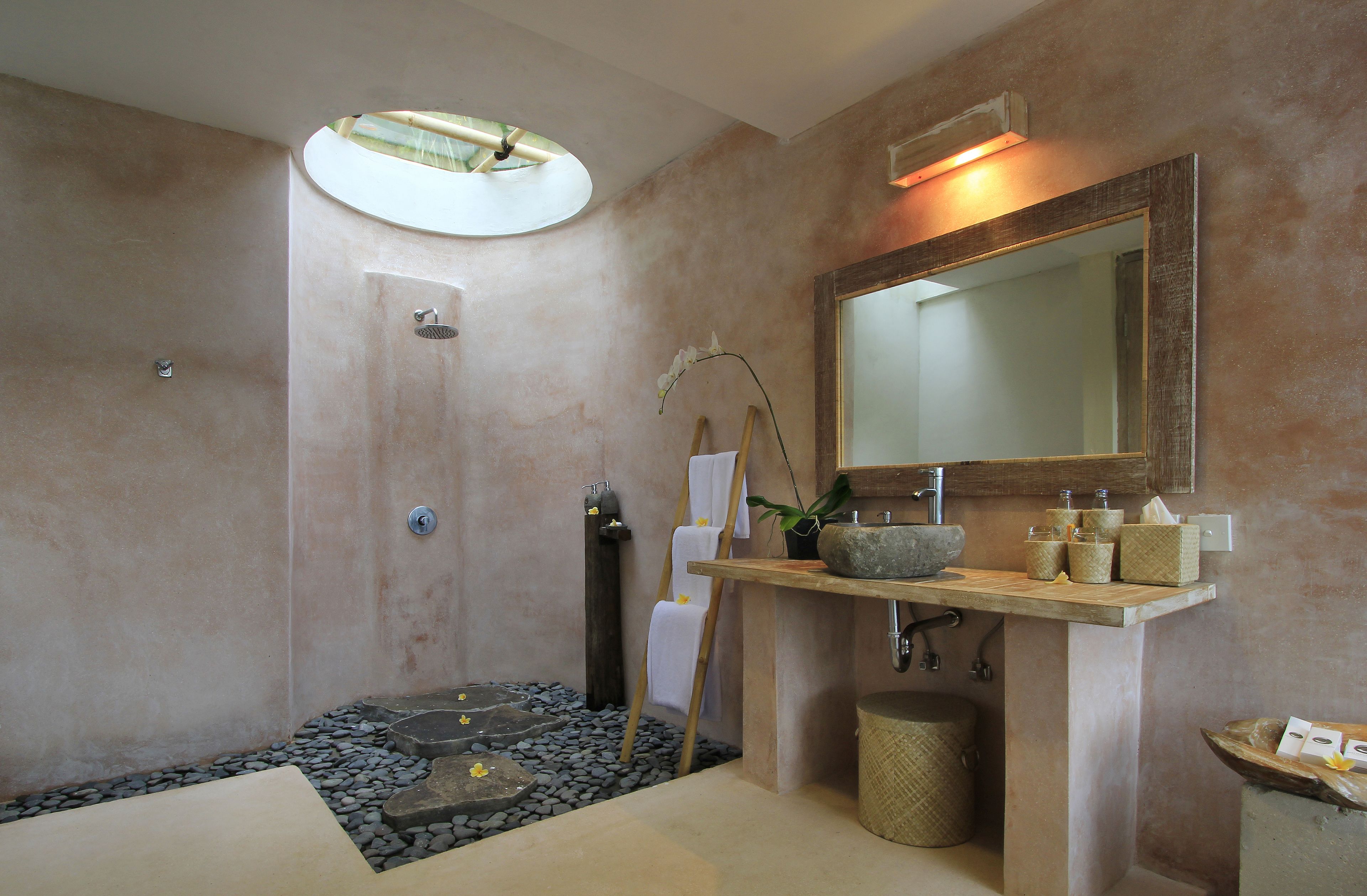 Separate bathtub and shower, deep-soaking bathtub, rainfall showerhead