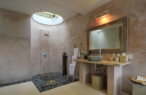 Separate bathtub and shower, deep-soaking bathtub, rainfall showerhead