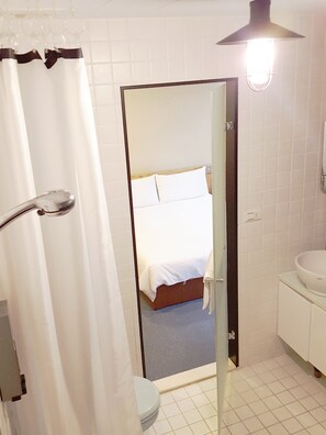 Free toiletries, hair dryer, slippers, towels - A Simple Place (Taipei)