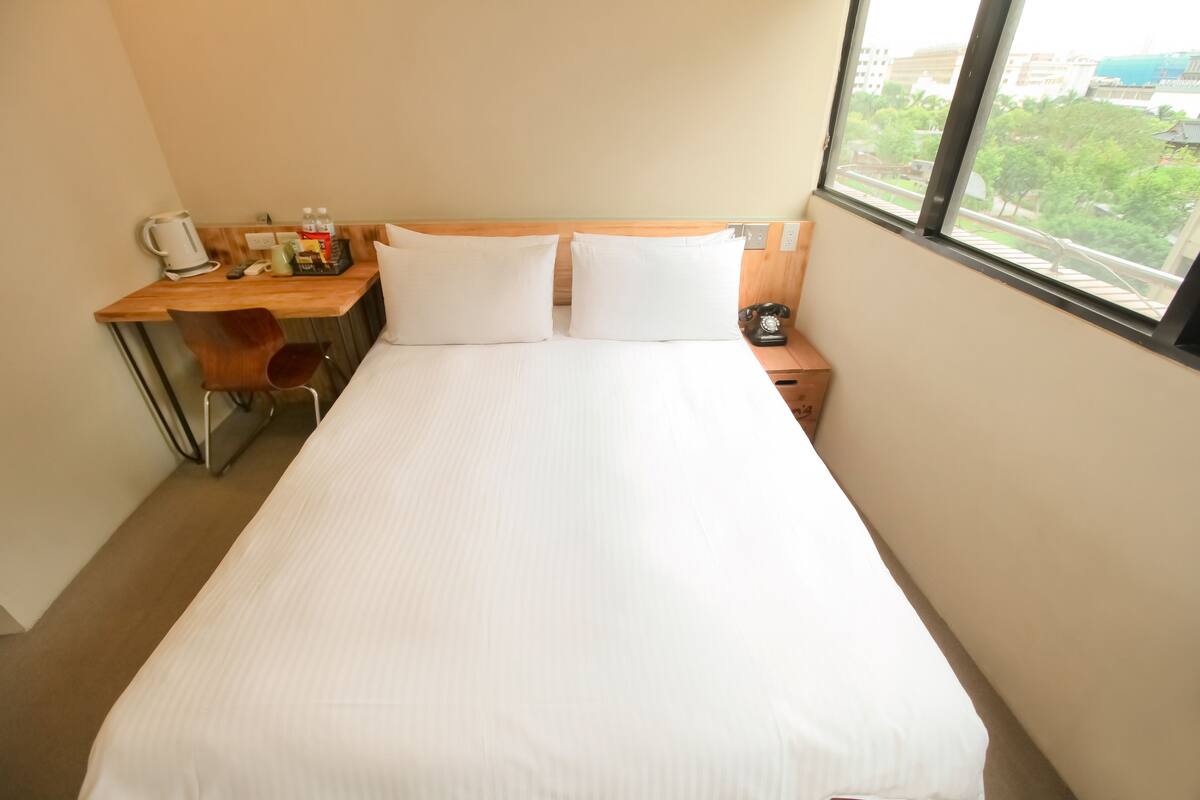 Minibar, escritorio, cortinas blackout y tabla de planchar con plancha 
