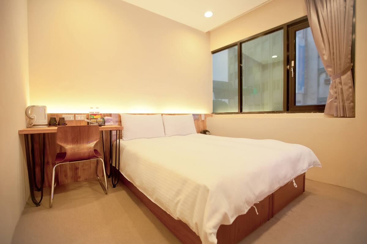 Minibar, escritorio, cortinas blackout y tabla de planchar con plancha 