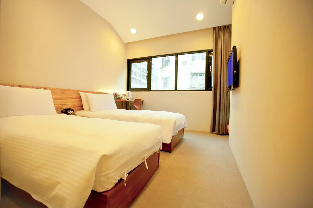 Minibar, escritorio, cortinas blackout y tabla de planchar con plancha 