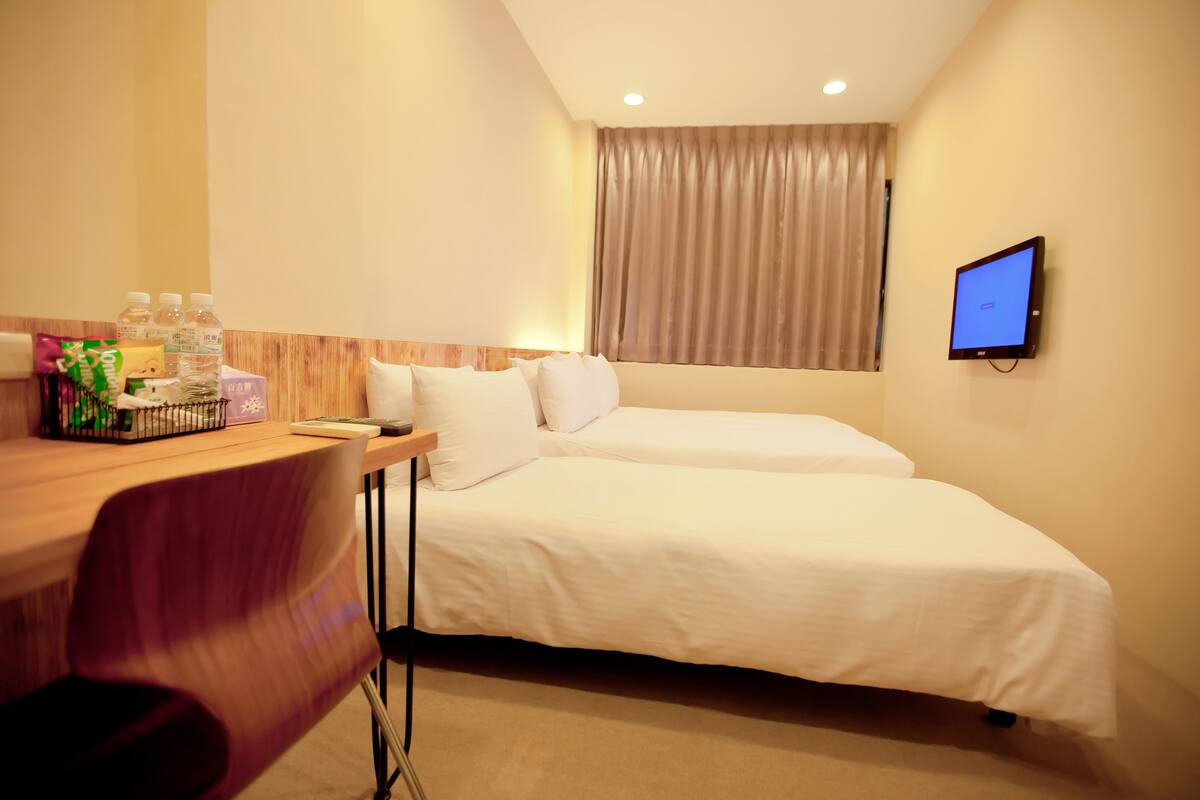 Minibar, escritorio, cortinas blackout y tabla de planchar con plancha 