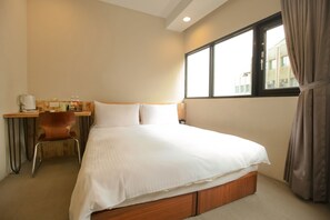 Chambre supérieure double, 1 lit double, vue sur le parc | Minibar, décor unique, ameublement unique, bureau