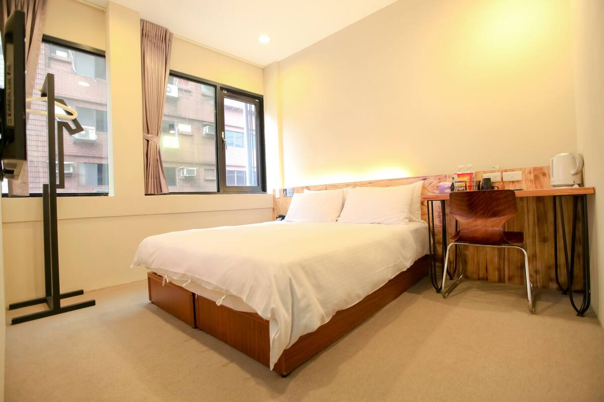 Minibar, escritorio, cortinas blackout y tabla de planchar con plancha 