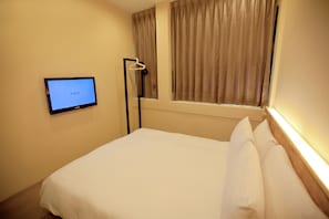 Standard Double Room | Minibar, individually decorated, individually furnished, desk