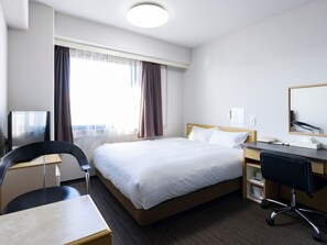 A hotel room with a bed, a desk, a chair, a TV, and a window with curtains. - KOKO STAY Kumamoto Yatsushiro (Yatsushiro)