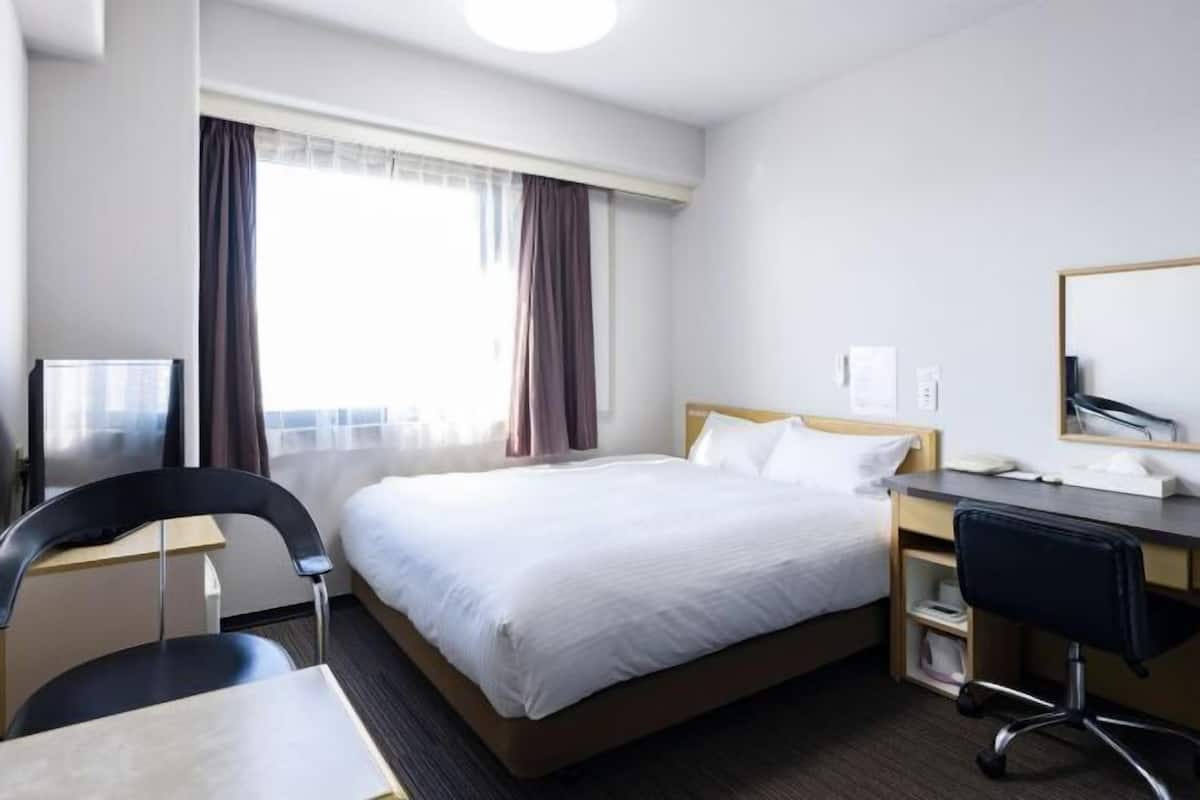 Een bureau, een strijkplank/strijkijzer, gratis wifi, beddengoed