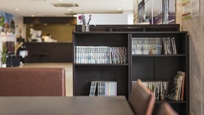 A library with bookshelves filled with books and magazines. - KOKO STAY Kumamoto Yatsushiro (Yatsushiro)