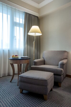 Dobbeltrom – standard | Oppholdsområde | En 32-tommers LCD-TV med kabel-kanaler samt TV og DVD-spiller