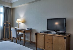 Deluxe King Room | Living area | 32-inch LCD TV with cable channels, TV, DVD player - Carlton Hotel Chunghwa (Hsinchu)