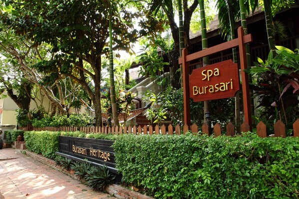 Couples treatment rooms, body treatments, aromatherapy, Thai massages