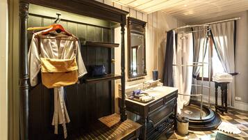 Shower, rainfall showerhead, free toiletries, hair dryer