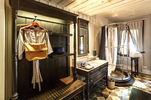 Shower, rainfall showerhead, free toiletries, hair dryer - Burasari Heritage Luang Prabang (Luang Prabang)