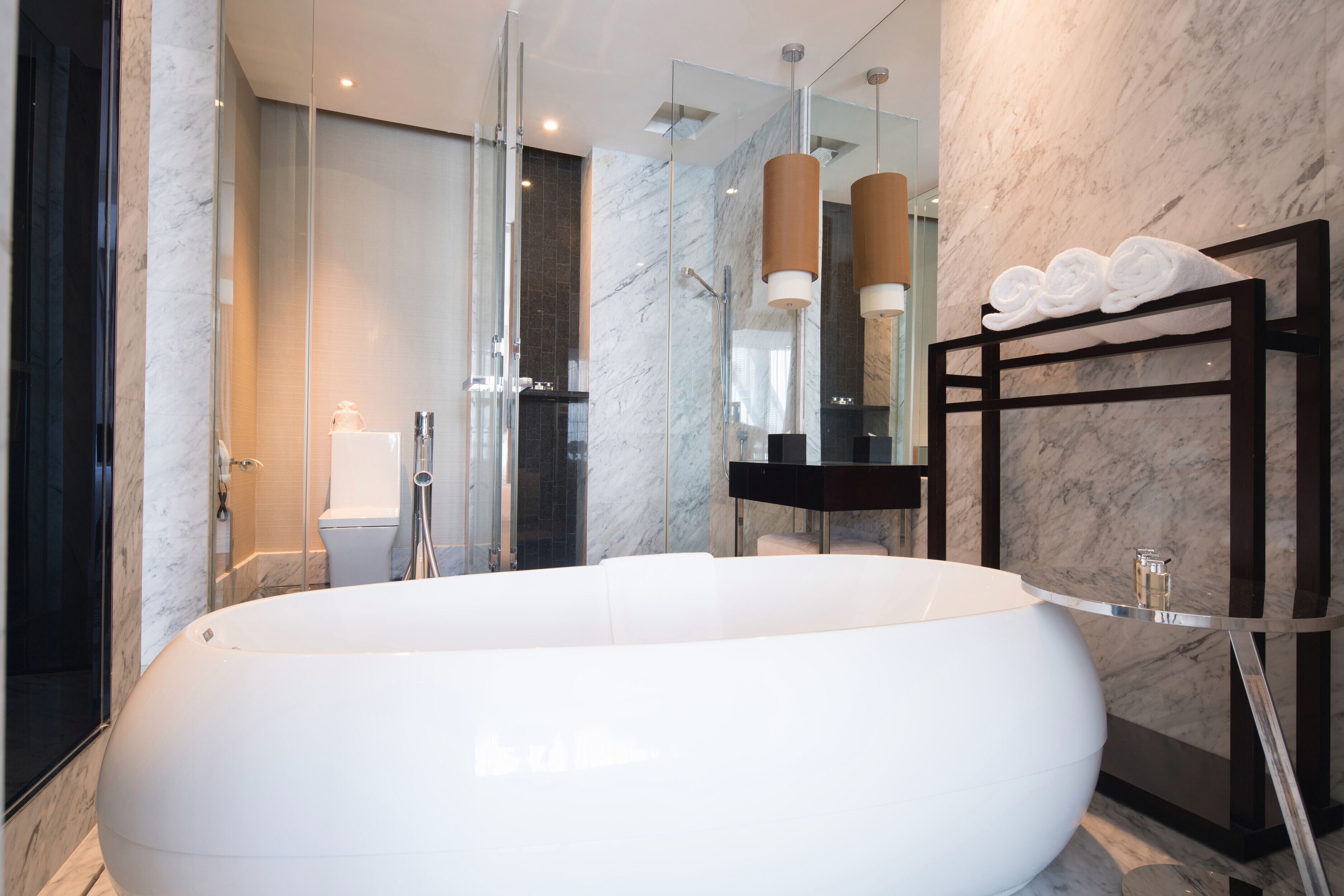 deluxe suite | bathroom | combined shower/bathtub, deep-soaking bathtub, rainfall showerhead