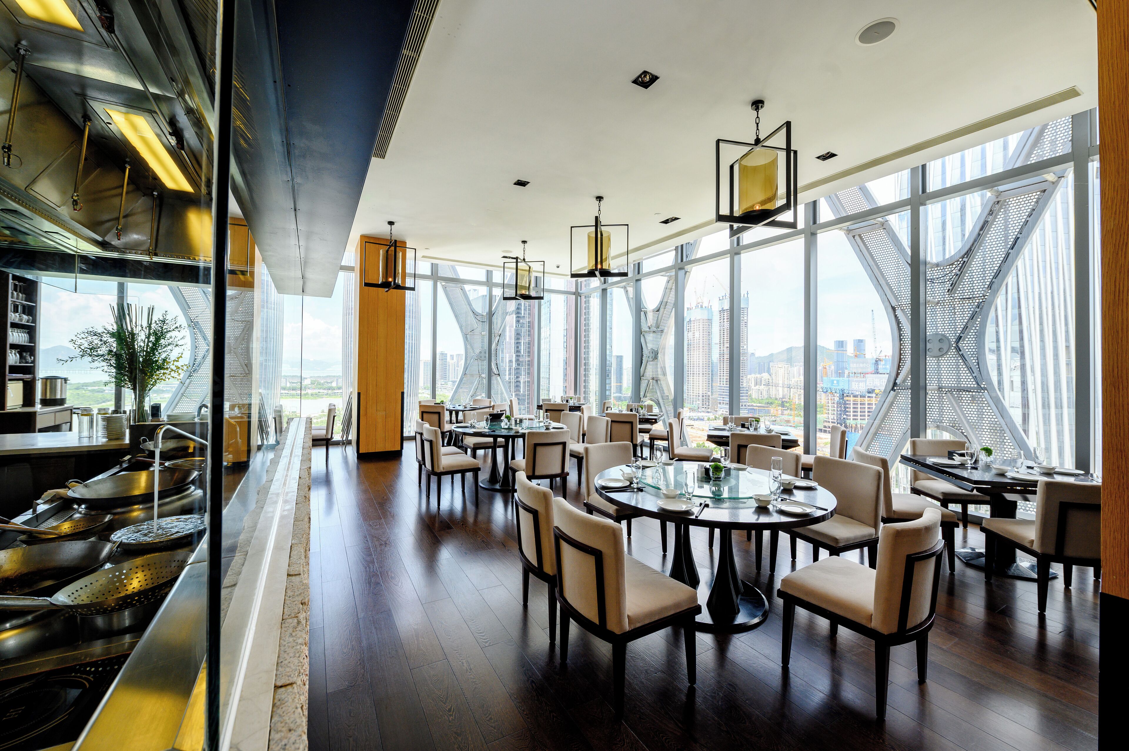 Daily buffet breakfast (CNY 228 per person)