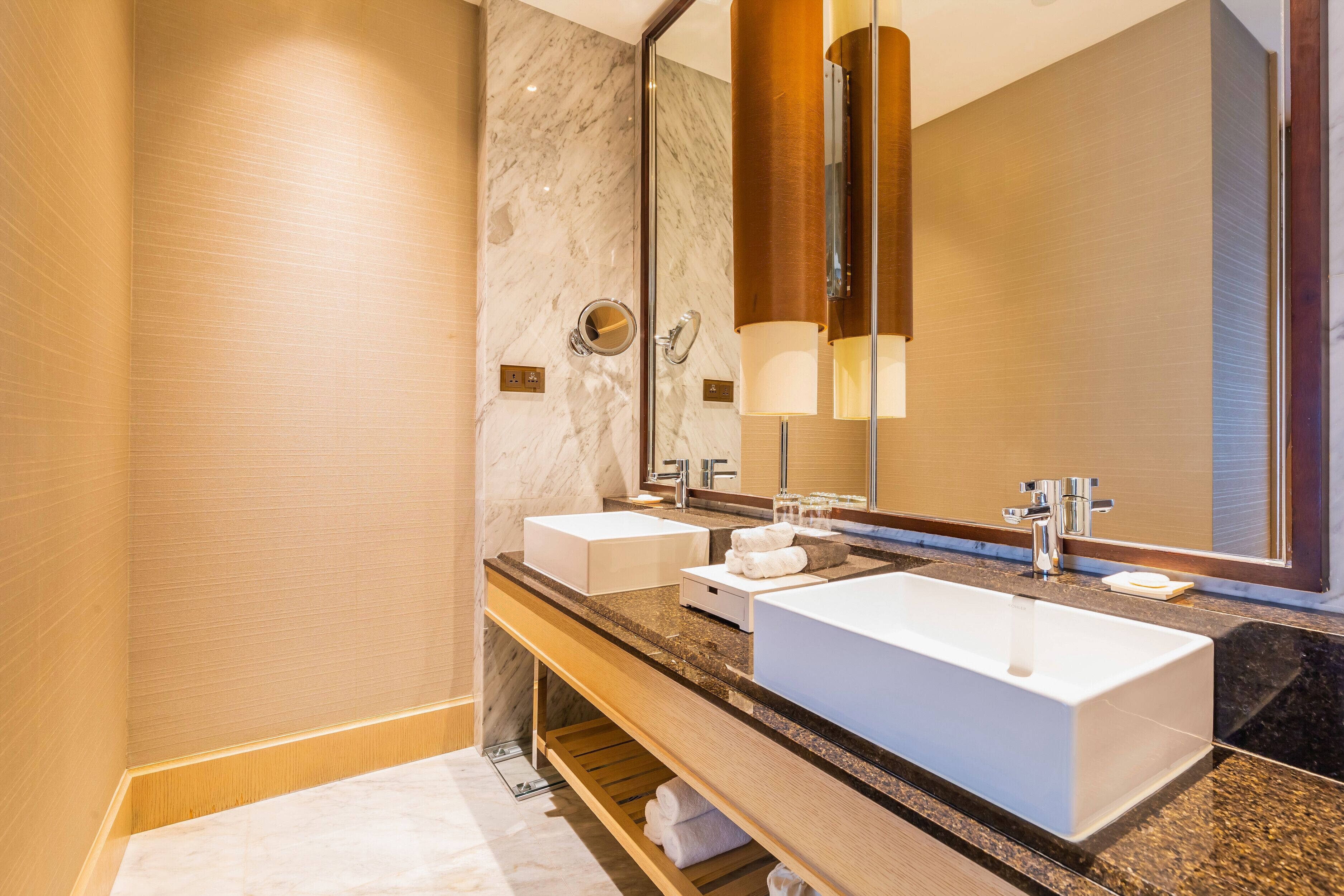 deluxe suite | bathroom | combined shower/bathtub, deep-soaking bathtub, rainfall showerhead