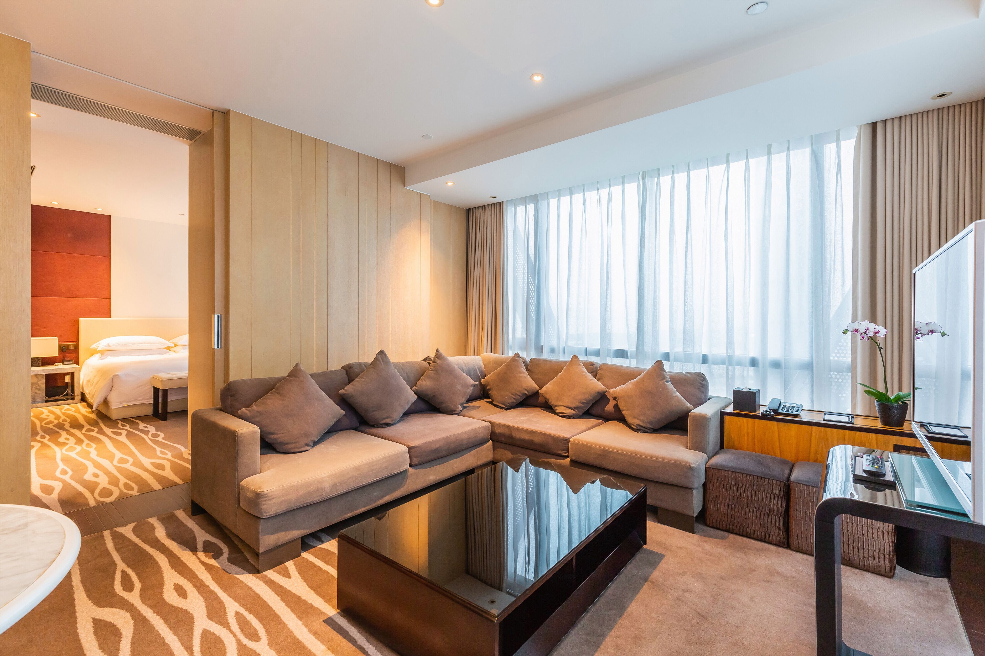 deluxe suite | living area | lcd tv