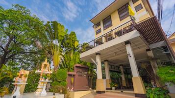 Vista frontal de la propiedad