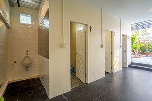 Douche, sèche-cheveux, serviettes fournies