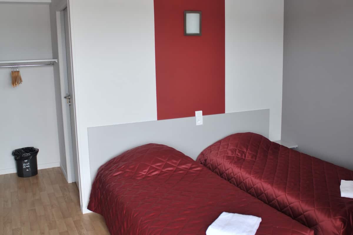 Een bureau, geluiddichte muren, gratis babybedden, gratis wifi
