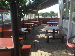 Se sirven almuerzos y cenas, cocina francesa