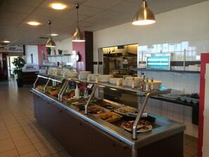 Se sirven almuerzos y cenas, cocina francesa