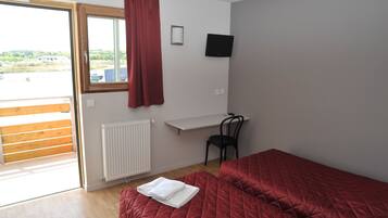 Een bureau, geluiddichte muren, gratis babybedden, gratis wifi