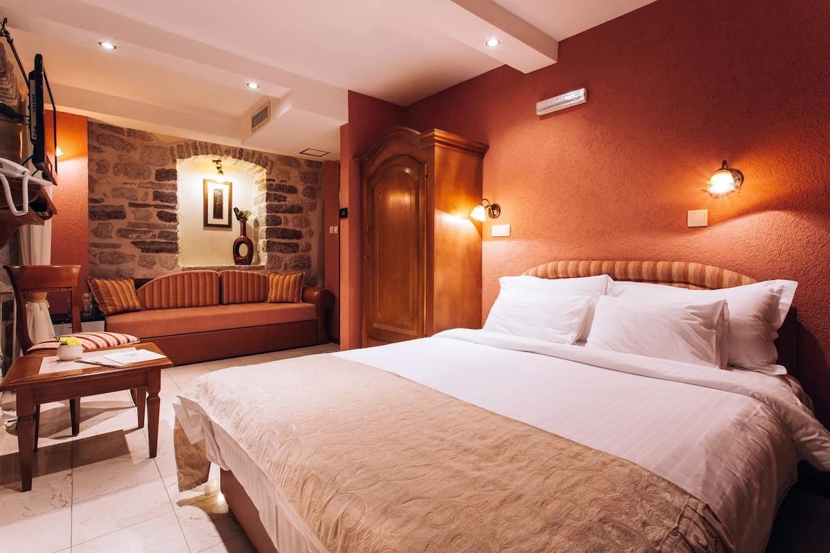 double room | minibar, in-room safe, desk, soundproofing